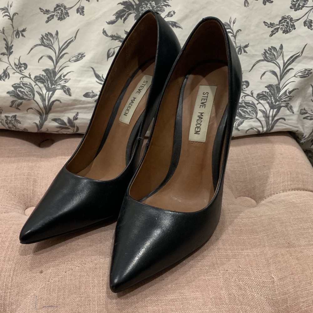 Steven Madden black Daisie pump